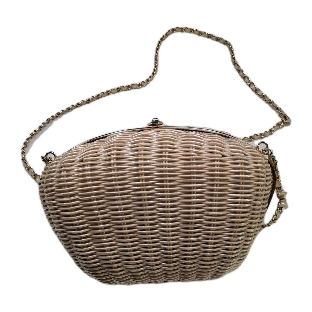 Vtg La Regale Coated Natural Tone Wicker Clamshell Gold Tone Strap Shoulder Bag